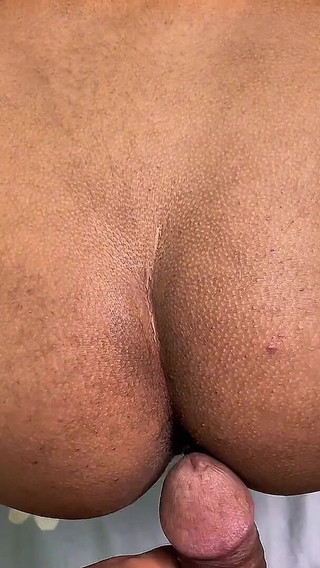 जब उसकी सौतेली माँ घर पर नहीं है तो शिक्षक अपने छात्र के साथ चुदाई कर रहा है