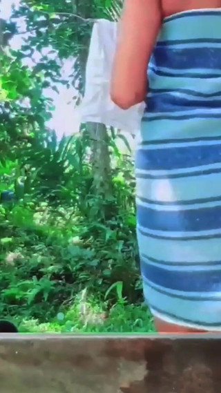 शरारती सुंदर किशोर लड़की नग्न होकर पेशाब करते हुए और नहाते हुए खुद को बाहर प्रदर्शित कर रही है