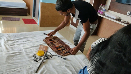 एक अभिनेत्री ने अपने मेकअप मैन को बहकाया और जमकर चुदाई की