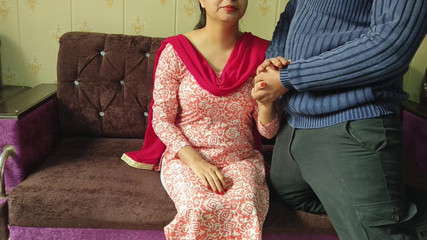 भारतीय देसी किशोरी सारा तब आकर्षित हो गई जब एक दोस्त ने उसे एक सेक्स कहानी सुनाई