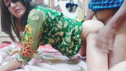 बड़े काले डिक वाला आदमी गंदी सौतेली माँ को चोदता है