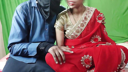 सौतेली बहन के साथ देसी सेक्स पहली बार उसकी गर्म गुलाबी चूत में सौतेले भाई के लंड का आनंद ले रही है