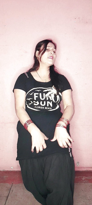 पूजा के साथ न्यूड डांस