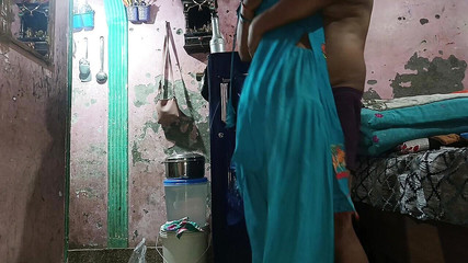 अचानक पति ड्यूटी पर आया और मूड बन गया और पत्नी को छोड़ गया