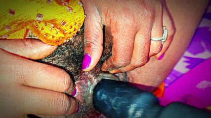 देसी गांव की भाभी की चूत के अंदर वैब्रेटर वेवरेटर सेक्स