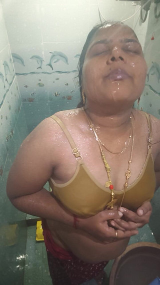 देसी महिला वर्षा