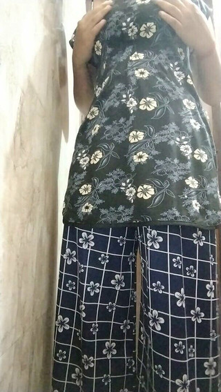 हॉट स्टेपाउंटी ने अपने कपड़े उतारे और उसका हॉट फिगर देखा Indian Hot Desi स्टेपाउंटी