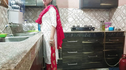 मुझे पसंद है कि मेरी सौतेली माँ रसोई में मेरा लंड कैसे चूसती है। मैंने उसकी कुत्ते शैली में चुदाई की। मेरी सौतेली माँ को रसोई में हिंदी में चोदा