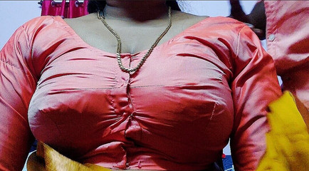 देसी मोहिनी हॉट मिल्फ कामुक नौकरानी युवा मालिक के साथ सेक्स कर रही है