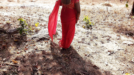 सेक्सी देसी महिला ने जंगल में नए प्रेमी से मिलकर अपनी सेक्स की प्यास बुझाई