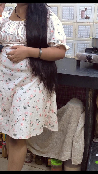 सौतेली माँ को सेक्सी ड्रेस मिली