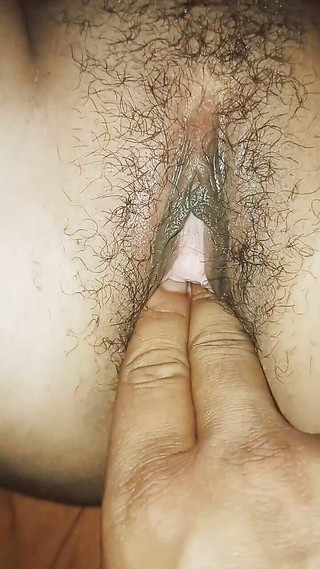 गाँव की भाभी की चूत में लंड और हाथ डालना