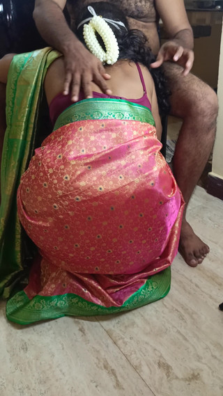 गृहिणी मुख-मैथुन और खड़े होकर चुदाई का आनंद ले रही हैं