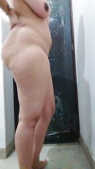 रिया ठाकुर का वायरल बाथिंग