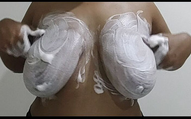 बड़े स्तन वाली लड़कियाँ फोम से अपने स्तन रगड़ती हैं