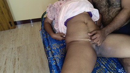 विवाहित महिलाएं पड़ोसी बैचलर पुरुषों के साथ बिस्तर साझा करती थीं