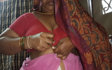 जब मेरी पत्नी पहली बार साड़ी में मेरे पास आई तो मैंने उसके निपल्स पकड़ लिए और उसकी गोल-मटोल चूत को देखा और वह बहुत सुंदर थी।