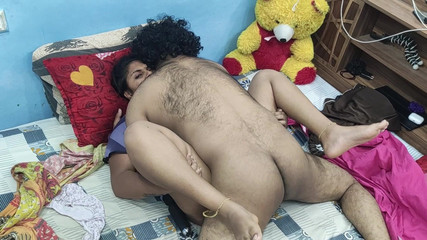 सौतेली बहन और सौतेले भाई के बीच गर्म रोमांस, चूत चाटना, स्तन चूसना और बेडरूम में गर्म चुदाई