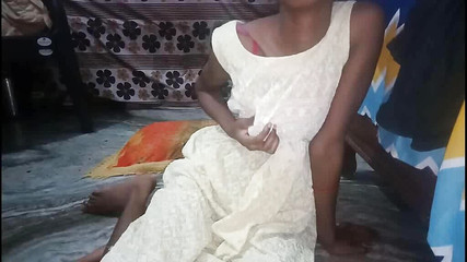 पड़ोस वाले लड़के को बुला के रात में अपनी चूत की प्यास बुझा जैसे भाभी ने