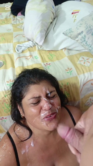 भारतीय सौतेली माँ ने एक जोरदार मुख-मैथुन के बाद अपने चेहरे को दूध से ढक लिया और मुँह में पेशाब कर लिया