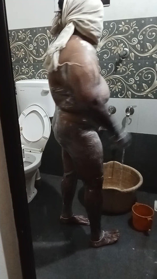 बाथरूम साबुन प्रदर्शन वीडियो में सौतेली बहन