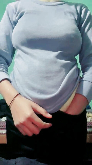 देसी भारतीय लड़की हिंदी में गंदी बातें करते हुए बड़े स्तन दिखा रही है। स्वर्ग की रानी