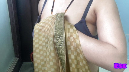 भाभी कमरे में अपनी चूत में उंगली कर रही थी, तभी अचानक पीछे से देवर आया और उसे चोदने लगा