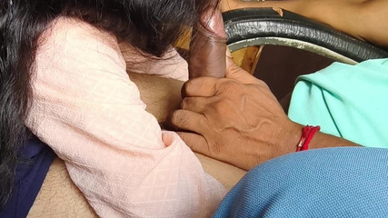 देसी कॉलेज सुंदर लड़की सौतेले पिता के साथ लंड चूसने का आनंद लेती है