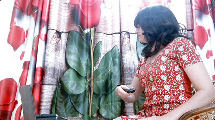 इस सुपर देवी को लंड चूसते हुए देखें