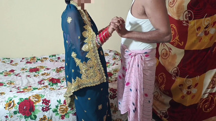 सुंदर विवाहित भाभी के शयनकक्ष में सेक्स के साथ पेशाब करना