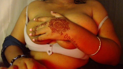 सेक्सी लड़की सफेद ब्रा बड़े स्तन दिखाएँ।