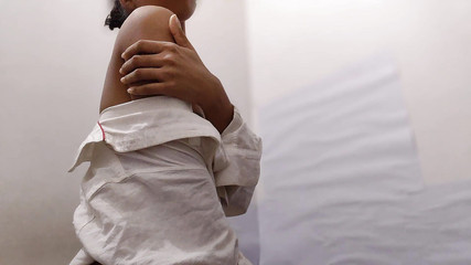 भाग 2 - स्कूल की किशोरी सुंदर शरीर का प्रदर्शन करती है, संकीर्ण बिल्ली और छोटे स्तन बहुत अच्छे हैं