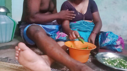 स्टेपाउंटी बूब्स वेजिटेबल कटिंग हैंडजॉब हसबैंड दिखाते हैं