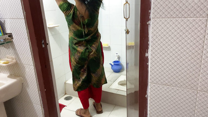 मैं बाथरूम में गया और अपनी सौतेली बहन को चोदना शुरू कर दिया