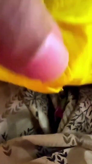 भारतीय देसी हॉट सौतेली माँ सौतेले बेटे के दोस्त से कठोर बकवास चाहती है, जब वह बिस्तर पर आराम करता है!