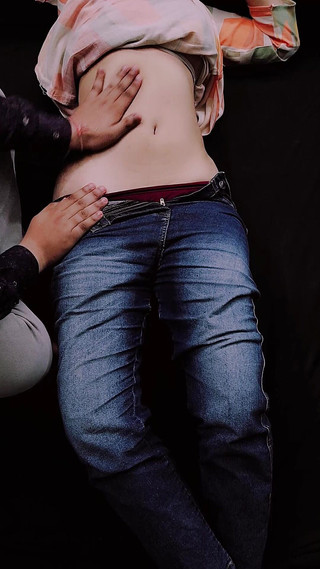 भारतीय देसी लड़की का पेट और शरीर रगड़ना 7