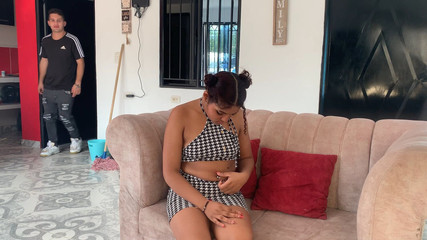 भारतीय लड़की अपनी अमीर गांड से कर्ज चुकाती है और क्रीम को अपने मुँह में डालने देती है।