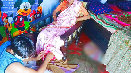 देसी गृहिणी ने मालिश के दौरान अपने नौकर के साथ छेड़खानी की और जोरदार चुदाई की, नौकर ने फायदा उठाया