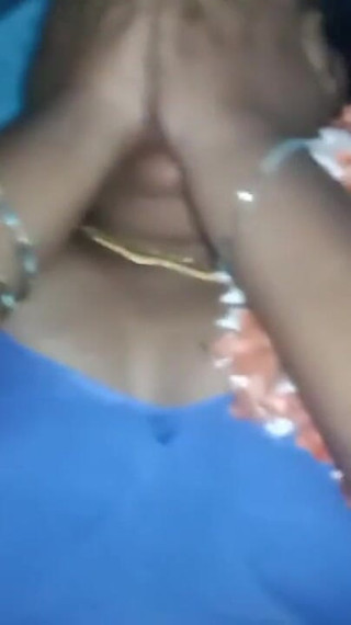 भारतीय देसी युवा लड़की को उसके प्रेमी ने चोदा