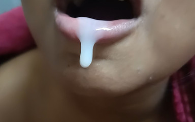 बड़े स्तन वाली भाभी अच्छा मुख-मैथुन देती है और सारा वीर्य अपने मुँह में लेती है