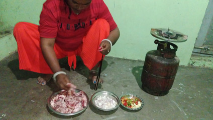 मटन के बदले मैंने पड़ोसी से अपना लंड चुसवाया और उससे चुदाई की