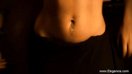 सुंदर भारतीय नृत्य कर रही है और अपना शरीर दिखा रही है