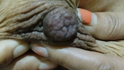 हॉट लेडी बाथरूम में अपनी हॉट चूत में उंगली करती हुई, स्तन में, पेशाब चाटती हुई