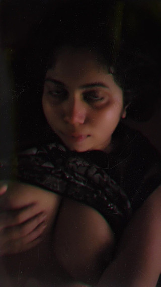 चेहरा दिखाते समय मेरे स्तन दबाना