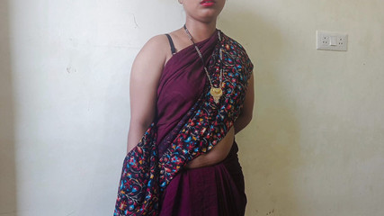 भारतीय देसी पत्नी अपने पति को धोखा दे रही थी और कमरे के किराए के लिए कमरे के मालिक के साथ चुदाई करवा रही थी