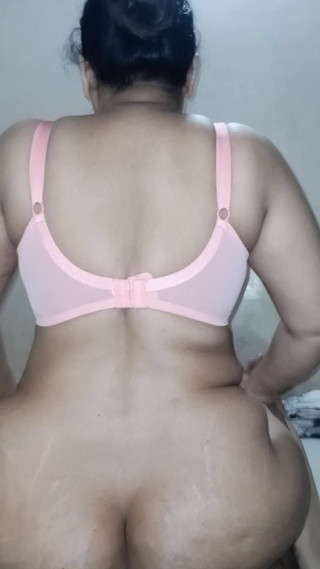 जमीन पर बैठकर मौज-मस्ती कर रहे हैं