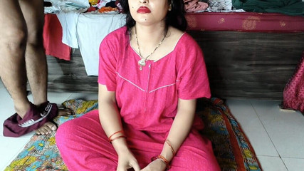 सौतेला भाई अपनी खूबसूरत विवाहित सौतेली भाभी को ज़मीन पर बैठाकर चोदने का आनंद ले रहा है