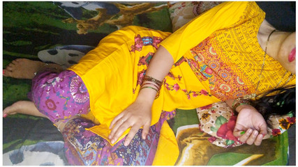 भारतीय देसी गाँव की लड़की की तंग चूत नवविवाहित पत्नी की तंग चूत स्थानीय गाँव का सेक्स वीडियो XXX भारतीय अश्लील