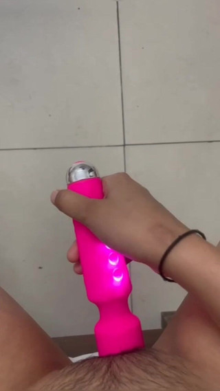 भारतीय देसी लड़की खिलौने के साथ कड़ी मेहनत कर रही है, हार्ड वाइब्रेटर खेल रही है, बिल्ली सह रही है