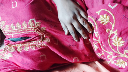 छात्रावास के कमरे में अकेली मल्लू लड़की